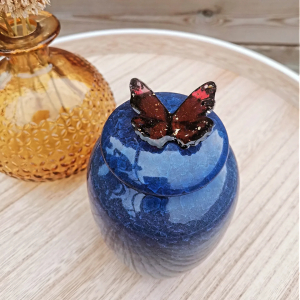 Keramieken urn donkerblauw met vlinder