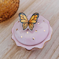 Kleine keramieken urn met vlinder 