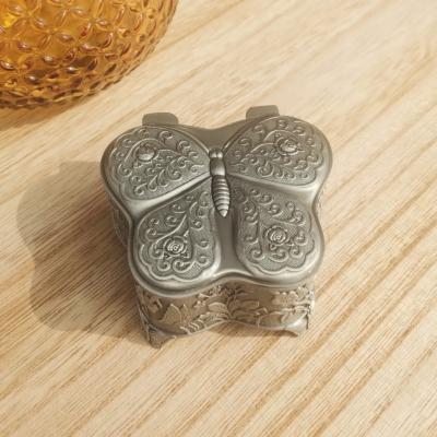 Vlinder doosje zilverkleurig